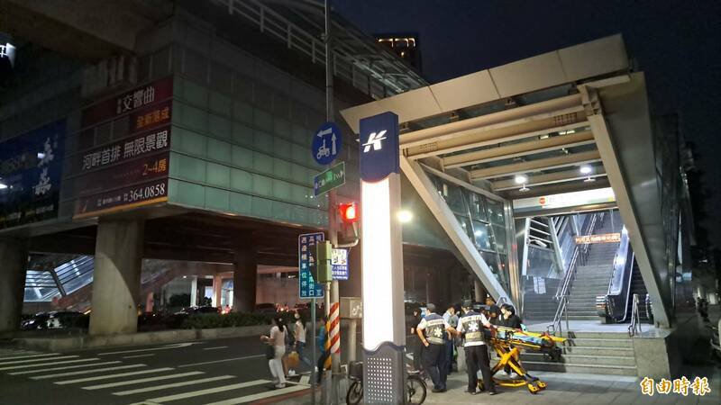 高捷R21都会公园站傍晚发生女子落轨事件。(记者李惠洲摄) 高捷R21都会公园站傍晚发生女子落轨事件。(记者李惠洲摄)