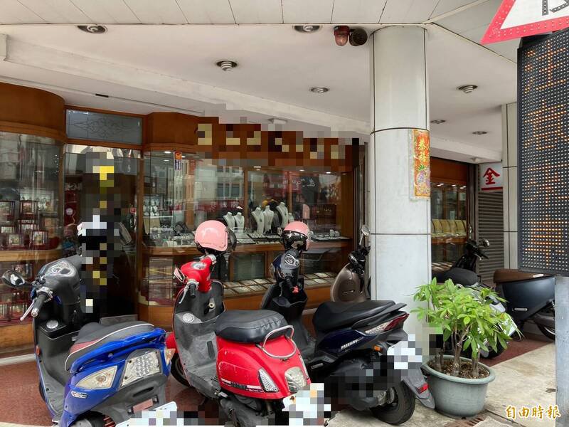 新竹市东前街上午发生银楼抢案。(记者蔡彰盛摄) 新竹市东前街上午发生银楼抢案。(记者蔡彰盛摄)