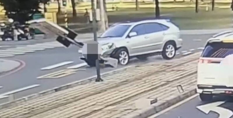 高雄轿车不明原因撞断轻轨号志。(民众提供) 高雄轿车不明原因撞断轻轨号志。(民众提供)