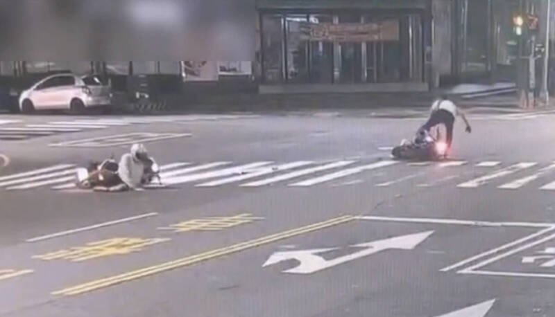 高雄清晨2机车擦撞3人送医,又是未让直行车肇祸,车祸影片曝光。(民众提供) 高雄清晨2机车擦撞3人送医,又是未让直行车肇祸,车祸影片曝光。(民众提供)