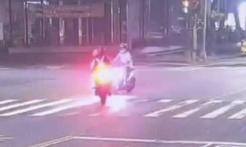 高雄清晨2机车擦撞3人送医,又是未让直行车肇祸,车祸影片曝光。(民众提供) 高雄清晨2机车擦撞3人送医,又是未让直行车肇祸,车祸影片曝光。(民众提供)