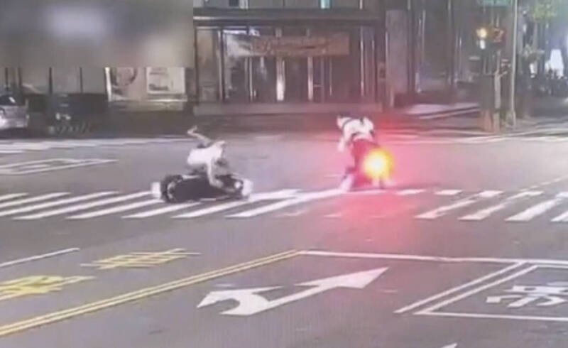 高雄清晨2机车擦撞3人送医,又是未让直行车肇祸,车祸影片曝光。(民众提供) 高雄清晨2机车擦撞3人送医,又是未让直行车肇祸,车祸影片曝光。(民众提供)