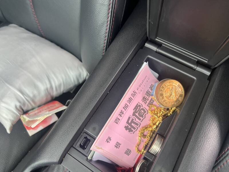 吴嫌抢的金项链就在车上。(警方提供) 吴嫌抢的金项链就在车上。(警方提供)