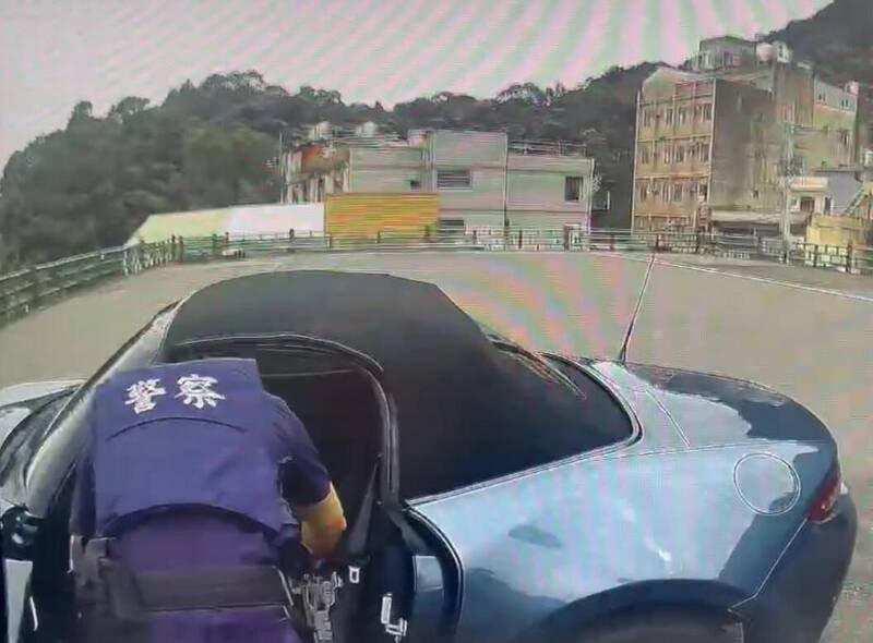 警方在五指山拦截马自达跑车逮捕吴姓抢嫌。(警方提供) 警方在五指山拦截马自达跑车逮捕吴姓抢嫌。(警方提供)