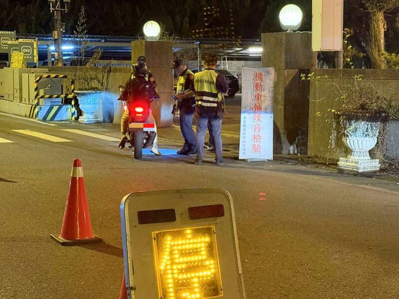 台14线国姓路段设了噪音科搜执法设备之外,警方也会同环保局深夜拦检噪音重机。(埔里警分提供) 台14线国姓路段设了噪音科搜执法设备之外,警方也会同环保局深夜拦检噪音重机。(埔里警分提供)