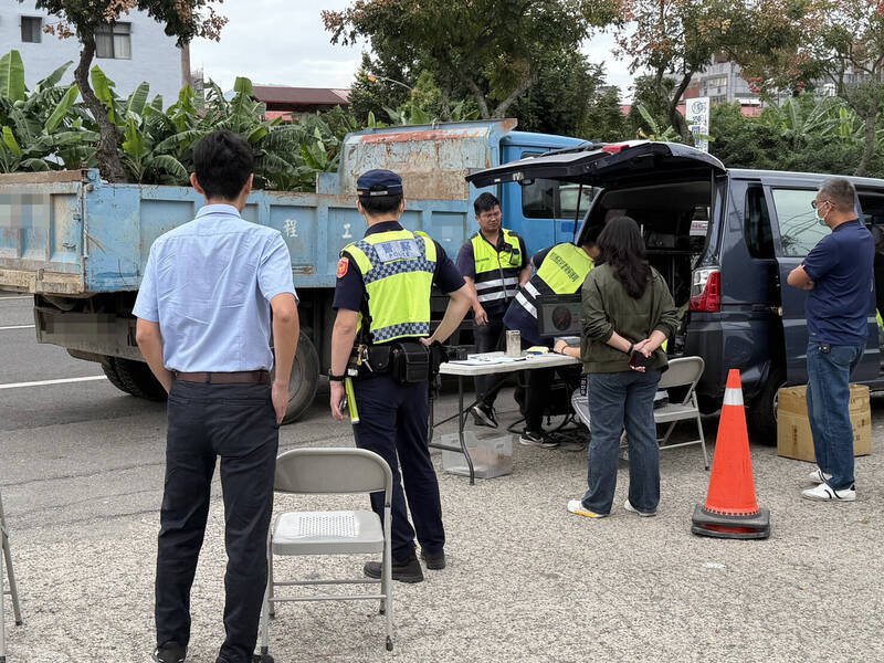 埔里警方会同环保局稽查乌贼车,当场检测数值是否合格。(埔里警方提供) 埔里警方会同环保局稽查乌贼车,当场检测数值是否合格。(埔里警方提供)