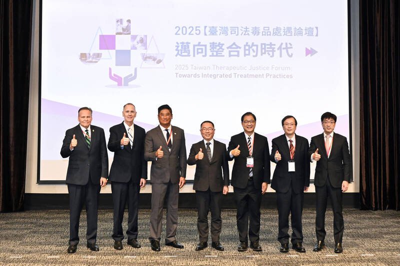 行政院政务委员林明昕、法务部长郑铭谦、卫生福利部常务次长庄人祥、中国信托反毒教育基金会董事长辜仲谅等人今出席开幕典礼。(记者刘咏韵翻摄) 行政院政务委员林明昕、法务部长郑铭谦、卫生福利部常务次长庄人祥、中国信托反毒教育基金会董事长辜仲谅等人今出席开幕典礼。(记者刘咏韵翻摄)