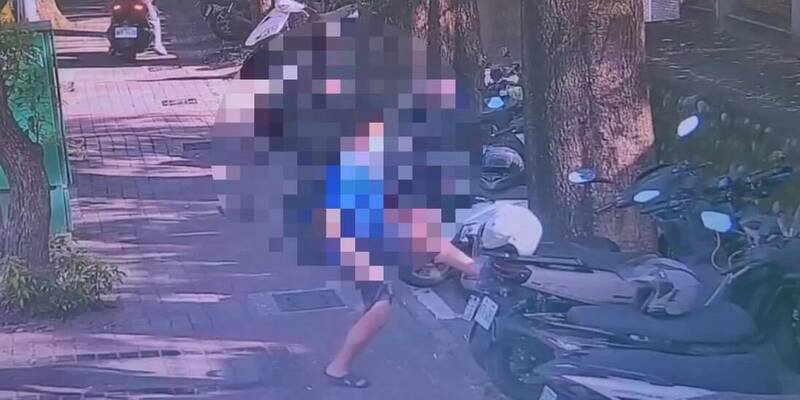 大学停车场不明原因推倒机车。（读者提供）