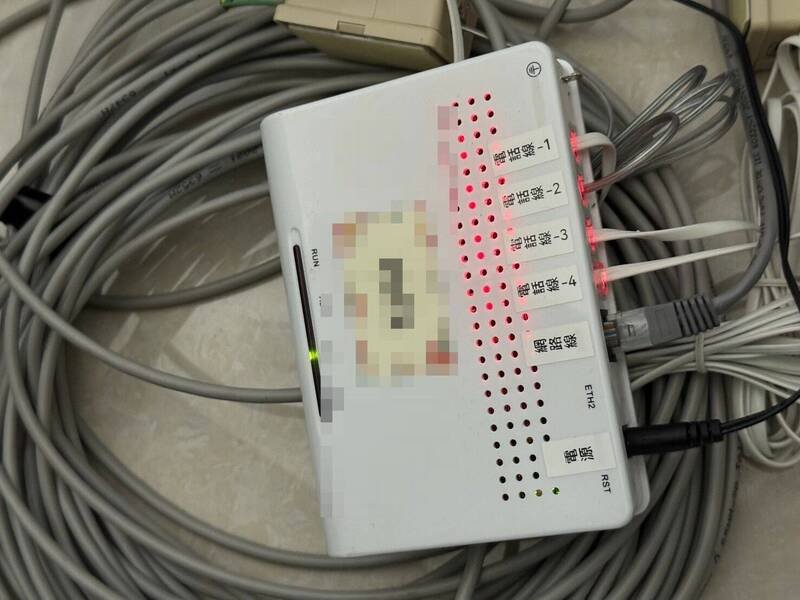 金门检警成立专案小组，侦破「假检警电信诈欺集团转接机房」，起出诈欺电信设备。（金门地检署提供）