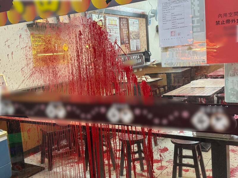 新北刑大、新庄、树林等分局宣布侦破太阳会树林分会陈嫌为首的暴力、泼漆讨债集团，续追黑帮设局诈赌再讨债手法，刨根续追幕后犯罪集团；图为歹徒泼漆现场。（记者吴仁捷翻摄）