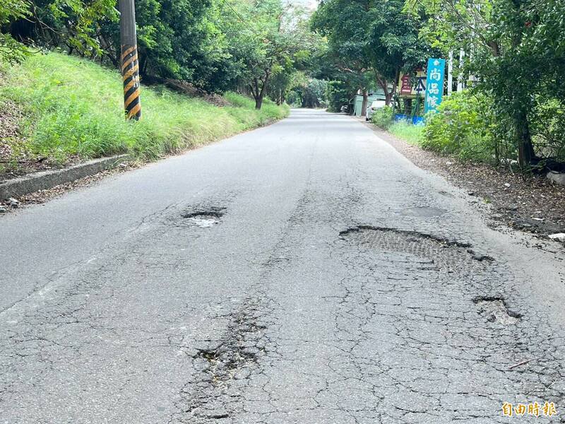 图为D骑士发生「犁田」的凤山溪南岸水防道路，新竹地院认为因非供民众通行的一般道路，所以现场有坑洞、没路灯都算正常。（记者黄美珠摄）