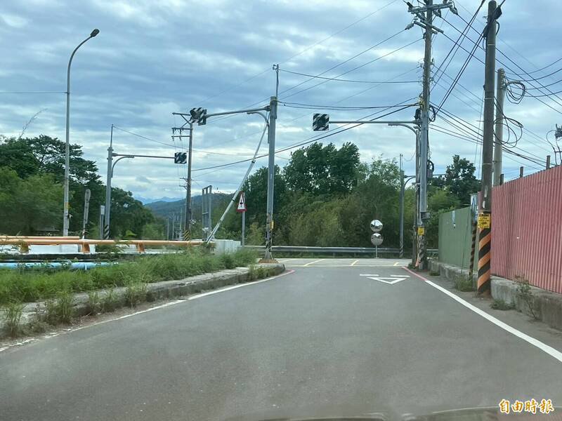 引发国赔争议的水防道路新埔端入口处，就在如图褒忠大桥南侧桥头（左）处。（记者黄美珠摄）