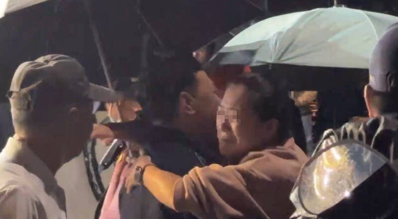 家人见洪父安全返回，紧紧拥抱著他。（记者吴升儒翻摄）