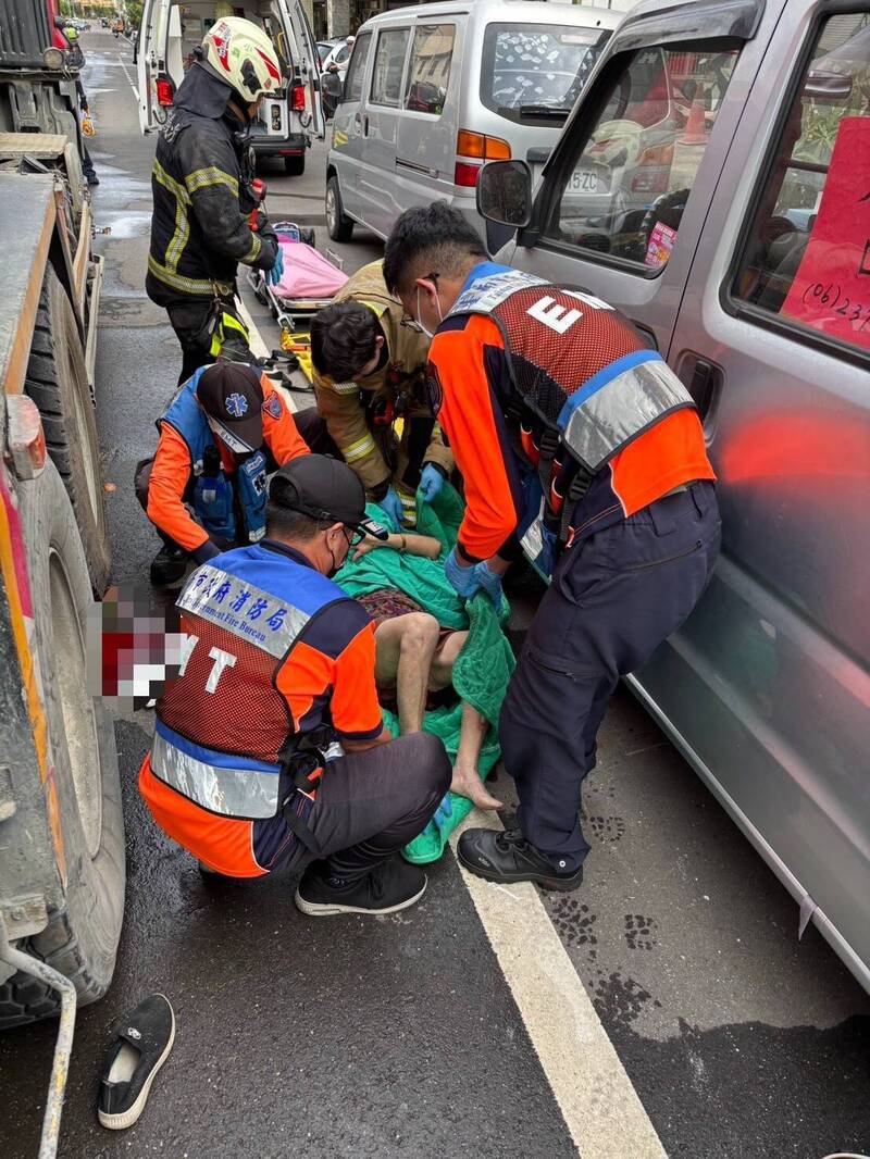 老妇右前臂遭混凝土车辗断，救护人员展开急救。（民众提供）