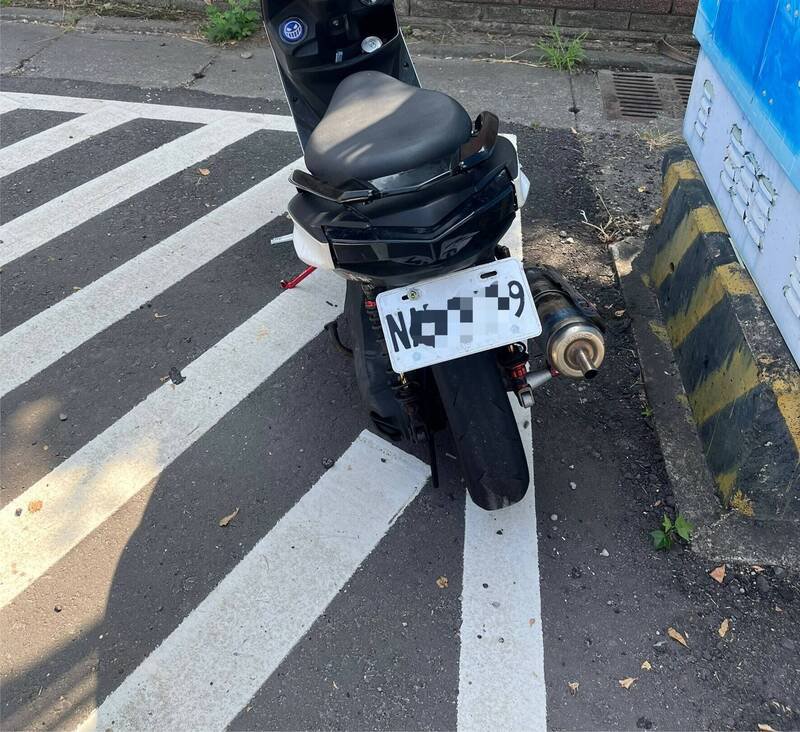 拚装机车挂假车牌被逮。（警方提供）