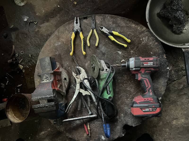 桃园市中坜警分局会同基隆市刑警大队、第四分局及宜兰县警局共组专案小组，在宜兰县五结乡及大同乡查获张姓男子持有改造工具。（警方提供）