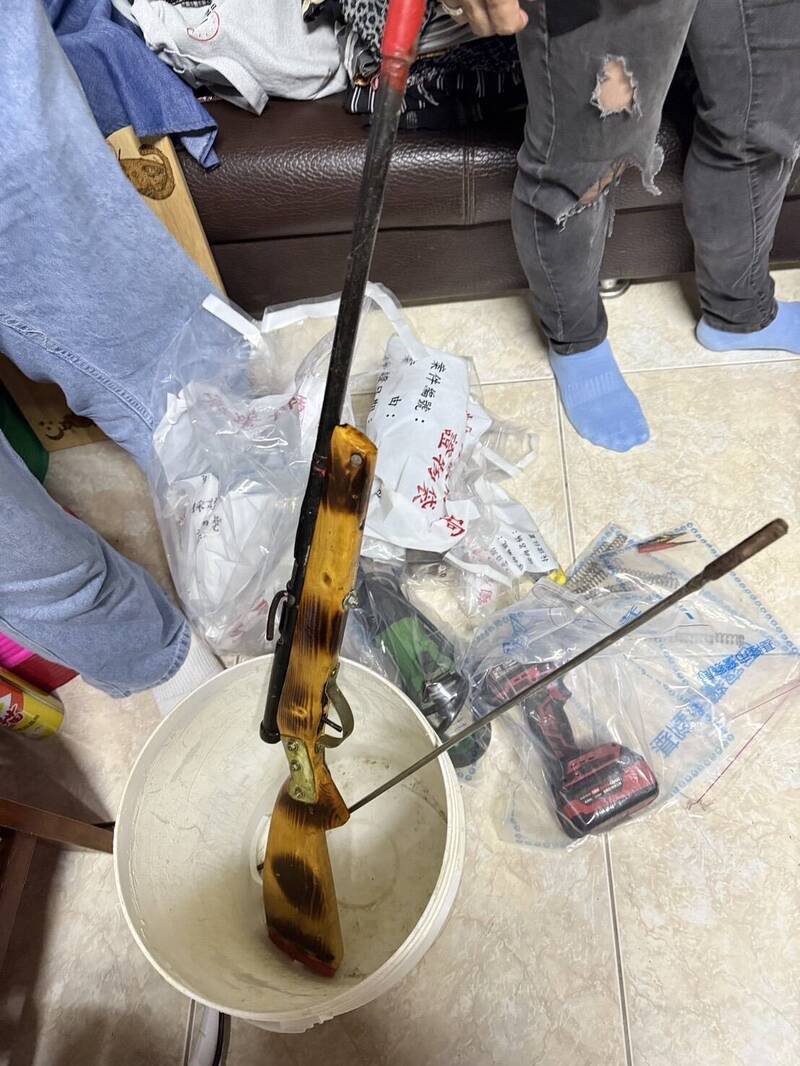 桃园市中坜警分局会同基隆市刑警大队、第四分局及宜兰县警局共组专案小组，在宜兰县五结乡及大同乡查获张姓男子非法持有土制猎枪。（警方提供）