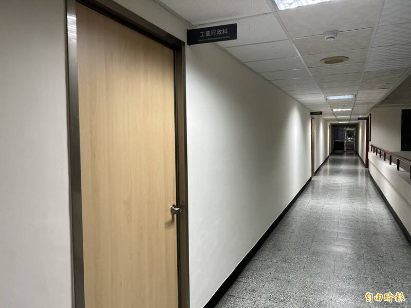 桃园市府经发局工业行政科爆发官员收贿案被检廉搜索约谈。（记者郑淑婷摄）