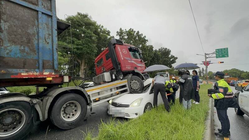 花莲县新城乡台9线184.5公里处，联结车逆向撞上二辆汽车。（民众提供）
