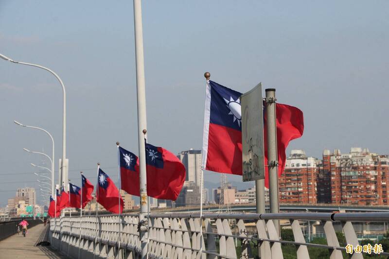 双十国庆前后新北市各大桥梁都悬挂国旗，10年前「台湾国」成员破坏中正桥上的国旗表达政治理念，被追溯刑责，也涉及违宪争议，缠讼至今；图为华江桥。（资料照，记者何玉华摄）