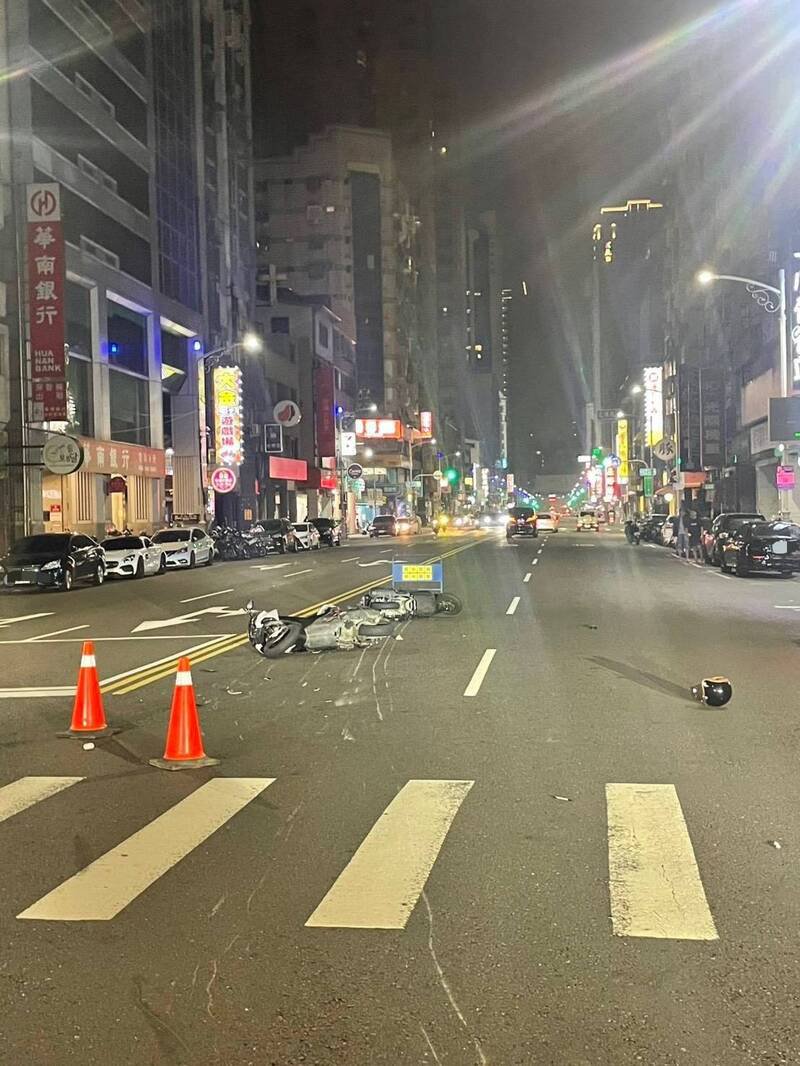 两部机车碰撞后倒地。（民众提供）