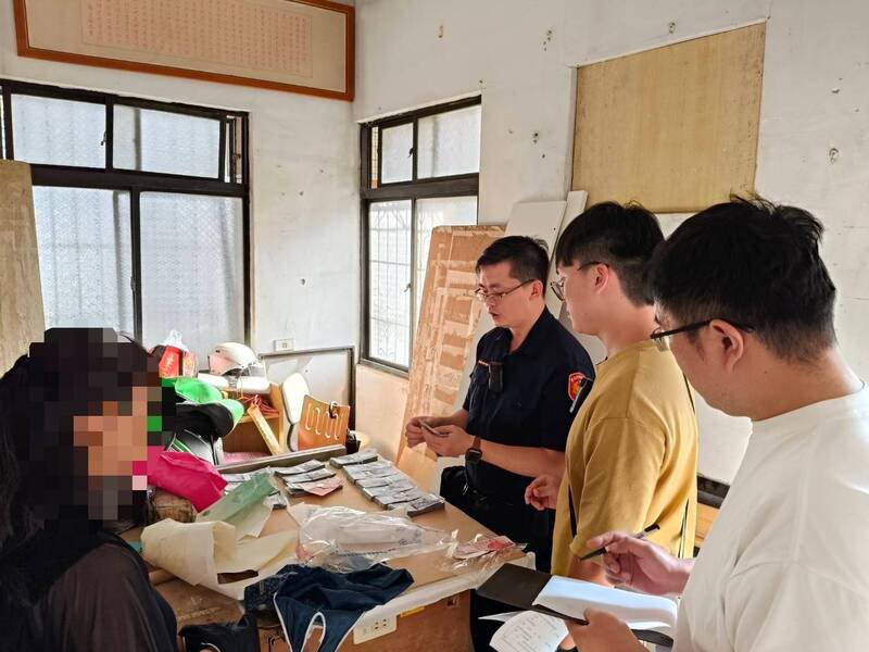 警方到王嫌土城工作室查扣134万元赃款。（记者王冠仁翻摄）