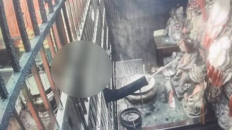 南投「囝仔公庙」万善堂发生窃案，嫌犯利用贡香勾走神尊上的金牌，连同香油钱共偷走140万元。（图由草屯警方提供）