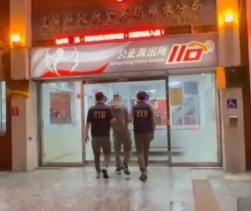 宜县余姓男子（中）涉嫌私设刑堂对李姓友人施虐，昨晚被警方查获。（图由警方提供）