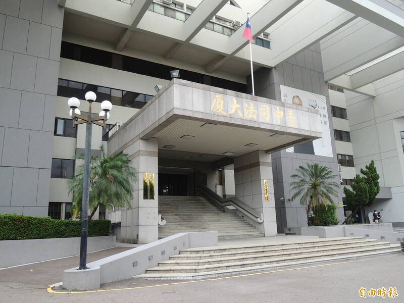 台中某酒店曾姓西点师傅，今年6月见员警登门搜索，竟撕掉过期的南瓜籽标签伪造日期，台中地院依伪造文书，判处拘役45日，可上诉。（记者陈建志摄）