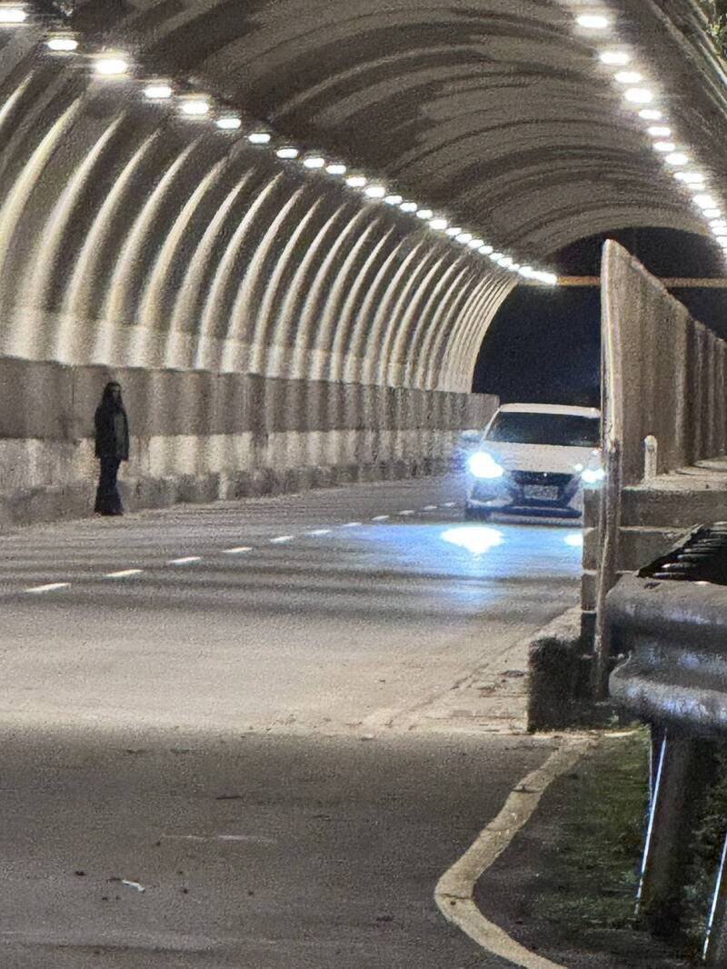 基隆民众在中山隧道看到长发女子，路过的机车骑士被吓坏。（赖姓民众提供）