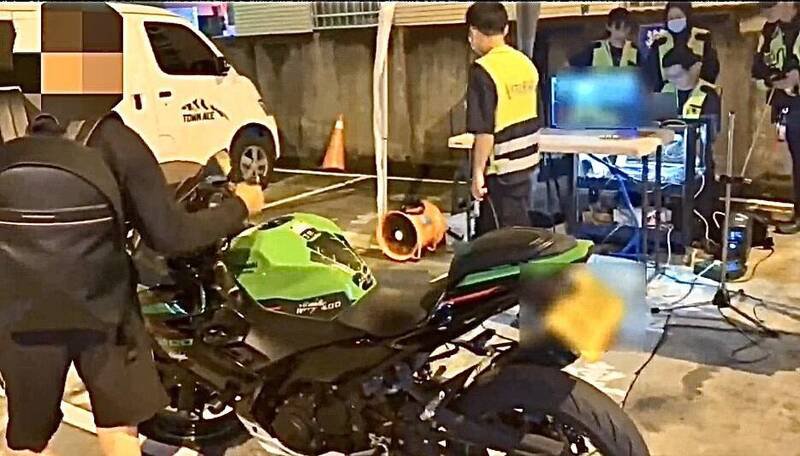 环警监联合稽查深夜在游园南路拦截改装机车。（读者提供）