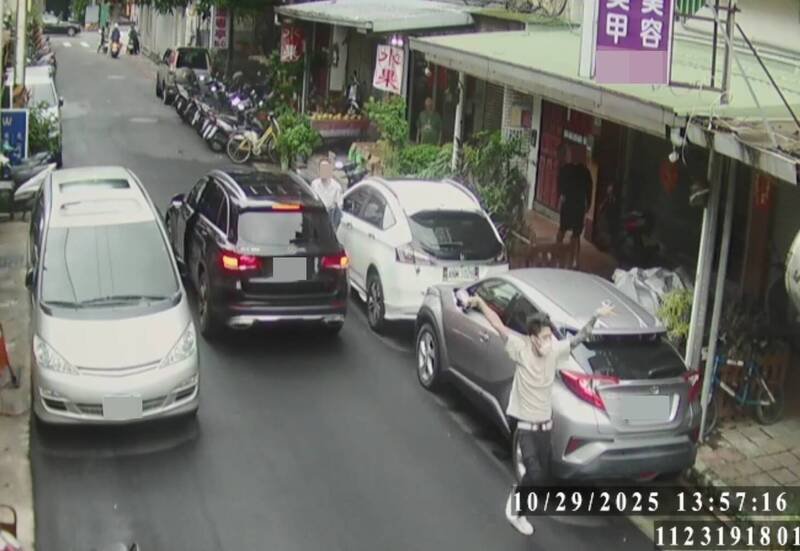 苏男推了高男一把后，引发双方追逐，3人进而在街上大打出手。（记者陆运锋翻摄）