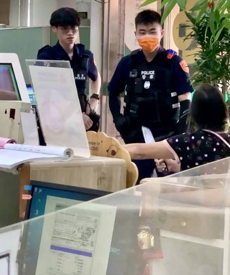 妇人情绪激动，在埔里某家银行分行柜台前情绪激动，手里拿著菜刀，警方安抚其情绪。（图撷自网路）