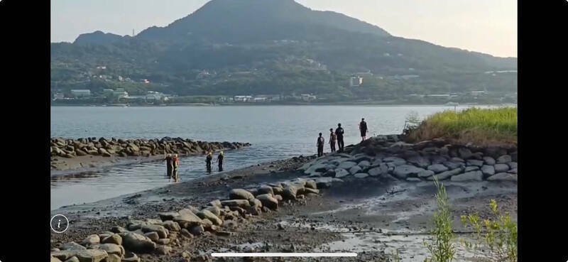 新北市淡水区九旬王姓老妇人8月失踪，检警后来追查出媳妇殷女发现婆婆猝死不知所措弃尸，将她送办；而王妇被发现仅存的一段遗骸，目前仍冰存中；图为警、消在淡水河岸搜寻妇人遗骸。（记者吴仁捷翻摄）