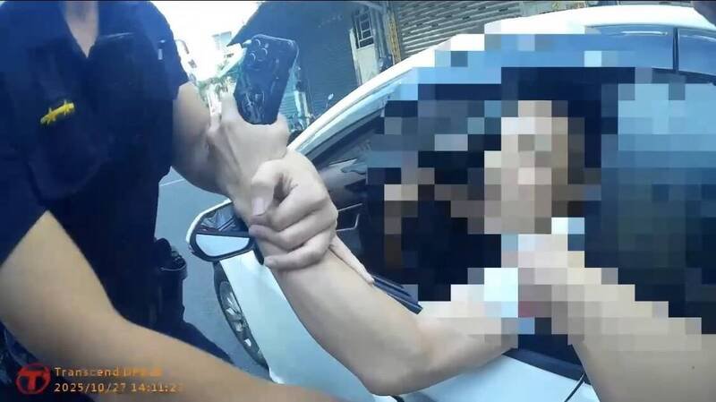 员警强拉冯男下车。（民众提供）
