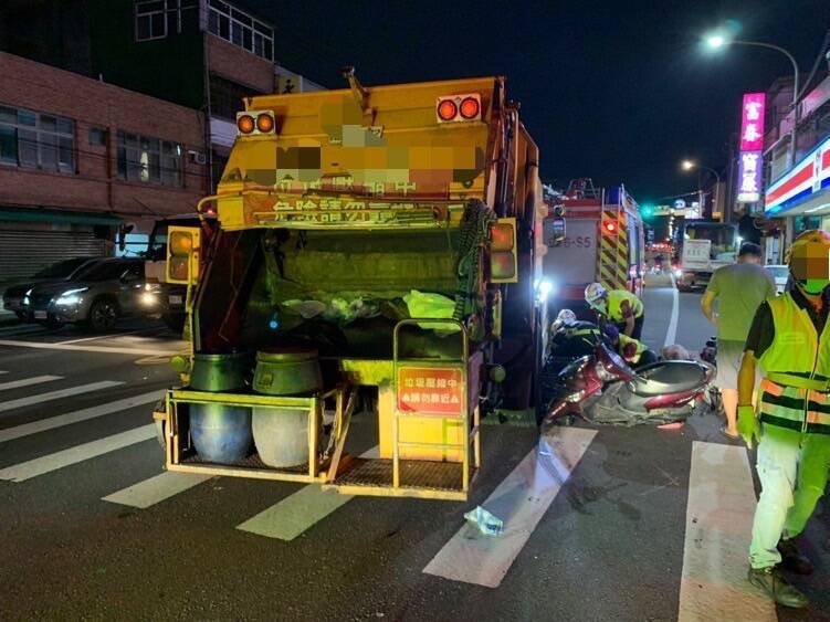 清洁队人员紧急救援女骑士。（记者周敏鸿翻摄）