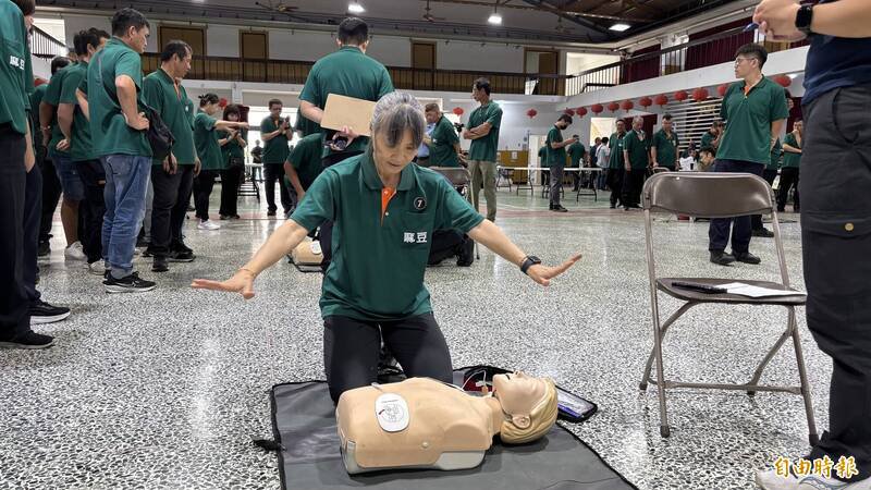 AED侦测后电击。（记者杨金城摄）