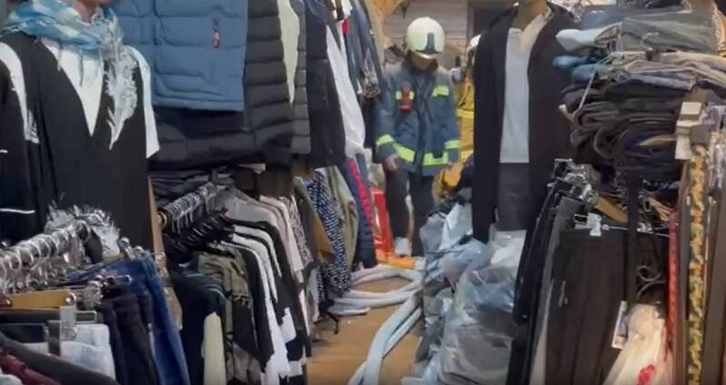 台北市五分埔商圈一间服饰店仓库，今天晚间7时许发生火警，消防局获报后派遣大批警消赶往救援。（记者陆运锋翻摄）