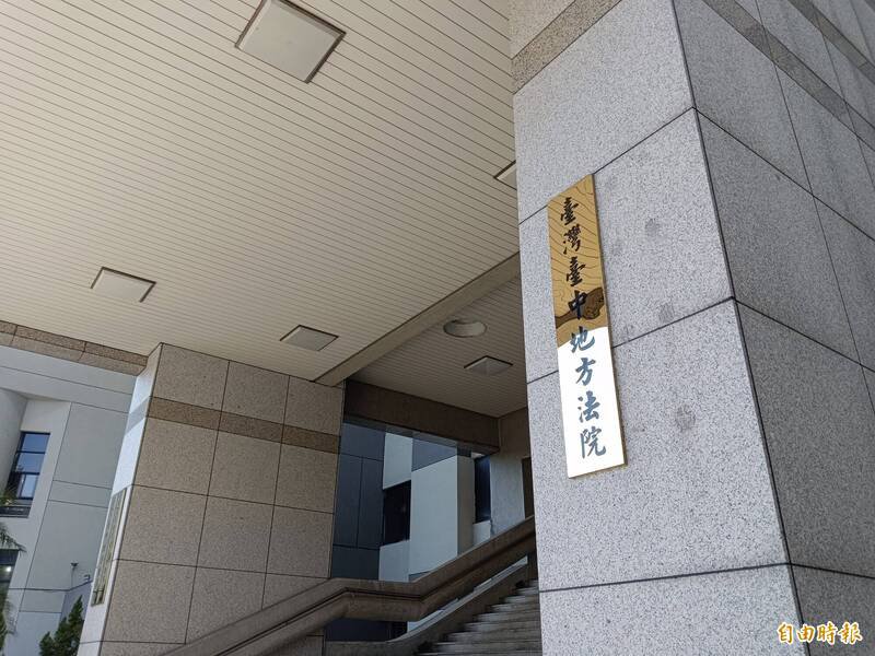 台中黄姓小吃店老板，不满林姓男子嫌饭太硬登门理论，持刀将林男砍伤，台中地院近日开庭，黄男强调没有致人于死意图求轻判。（记者陈建志摄）