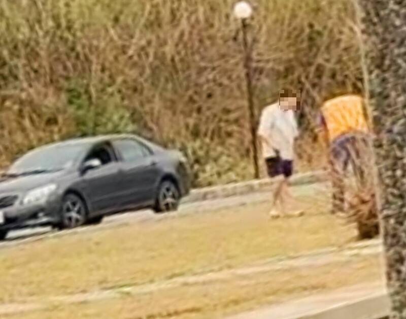 男子在马公石泉空地试枪。（澎湖交通观察日志提供）