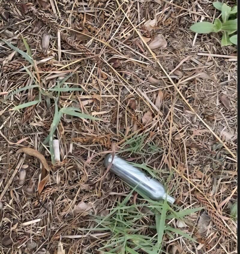 现场空地遗留1支空气钢瓶。（马公警分局提供）