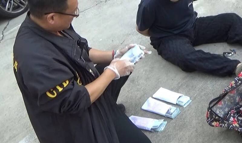 警方逮捕诈团成员，查扣现金新台币114万7900元。（记者陈建志翻摄）