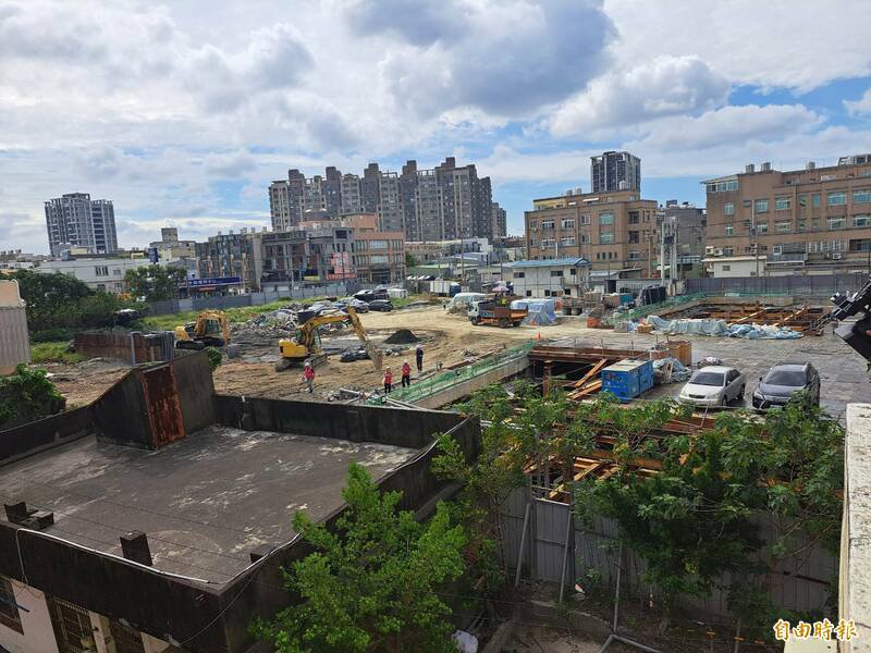 新竹市东大路四段富宇建设天阔建案地下室开挖导致邻近民宅倾斜，今天持续低压灌浆抢险。（记者洪美秀摄）