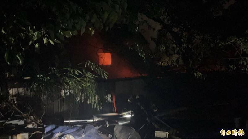 社子岛废弃工厂起火。（记者王冠仁翻摄）