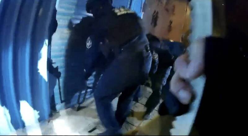 高雄歇业小吃部变身越籍毒趴KTV，警攻坚逮38名越南籍男女。（民众提供）