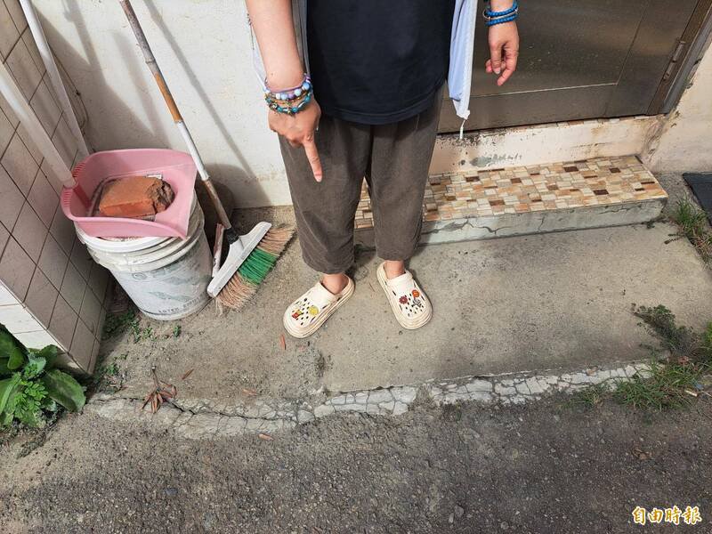 住户悲叹家回不去了。（记者洪美秀摄）