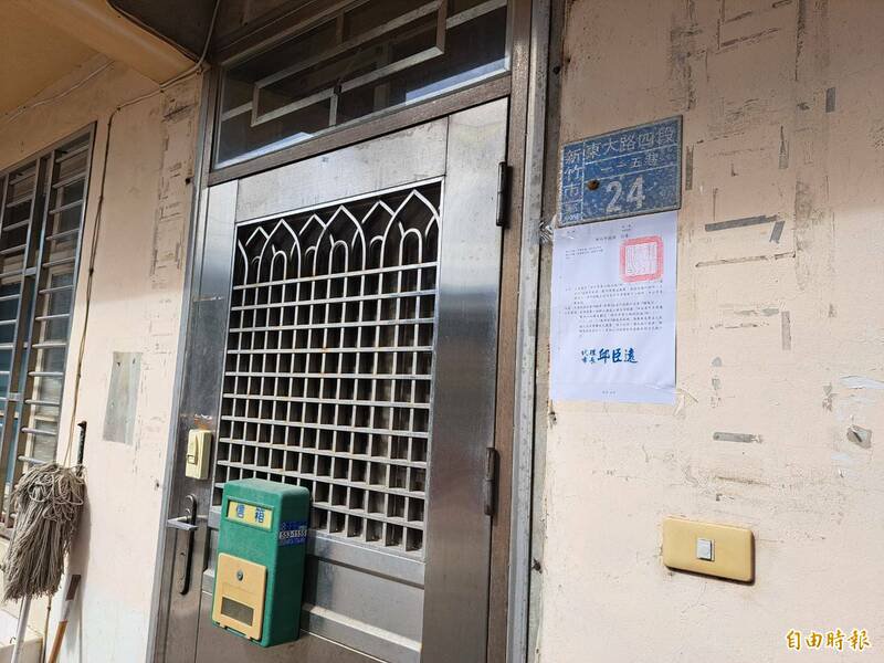 新竹市东大路因建商开挖地下室造成民宅倾斜及损害，住户紧急撤离。（记者洪美秀摄）