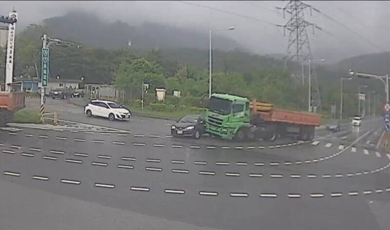 苏花改东澳段发生车祸，砂石车南下行经台9线113.4公里处时，疑似过弯不慎，加上视线死角，直接撞上同向右侧黑色轿车，导致轿车当场转了180度卡在分隔岛上。（民众提供）