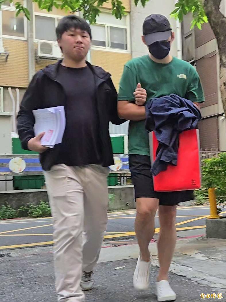 全台最大黄牛业者夫妻档刘旻岳、张依萍，被起诉后涉与助理林韦德（图右），利用程式抢票，3人均被补。（记者王定传摄）