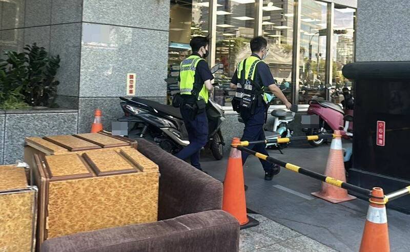 台中一名李姓女子，1个多月没和家人联络，今天员警租屋处查看，发现她倒卧地上明显死亡。（民众提供）